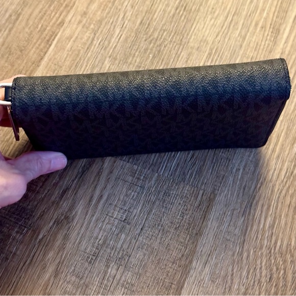 Michael Kors Jet Set Travel Wallet - Picture 4 of 9